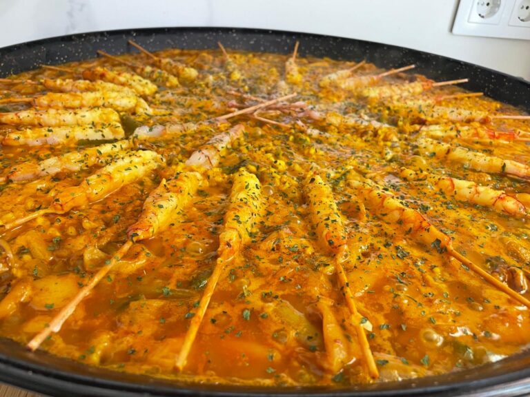 Arroz meloso de sepia y calamar con brochetas de gambón