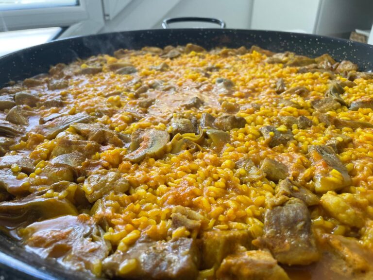 Arroz meloso de sepia y calamar con brochetas de gambón