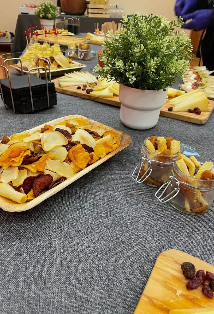 Presentación de mesa con numerosos aperitivos en un evento de catering por la empresa a70grados
