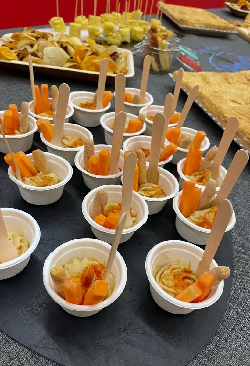 Plato de hummus presentado en un evento de catering por la empresa a70grados