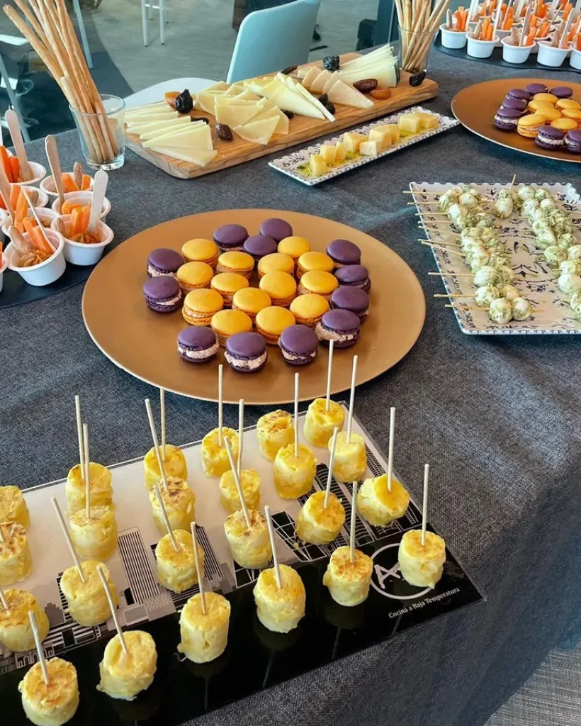 Presentación de catering en Madrid con numerosos aperitivos en un evento de catering por la empresa a70grados